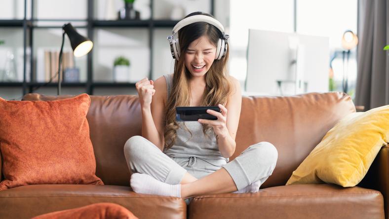 苹果首次收购游戏公司,iPhone能抢Switch的饭碗吗